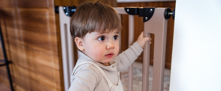 Kind bij een traphekje