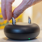 Twee vrouwen aan tafel met een hoortoestel