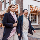 Vrouw en man lopen buiten op straat