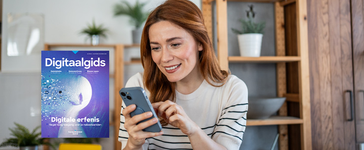 Vrouw met een mobiele telefoon en de cover van de Digitaalgids