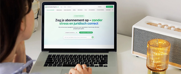 Man achter laptop bekijkt website