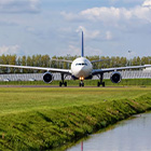 Vliegtuig vliegt over een weiland