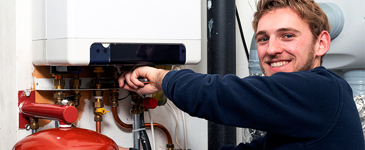 Monteur bij een cv-ketel