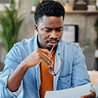 Man kijkt naar formulier