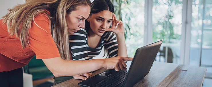 Twee vrouwen achter een laptop