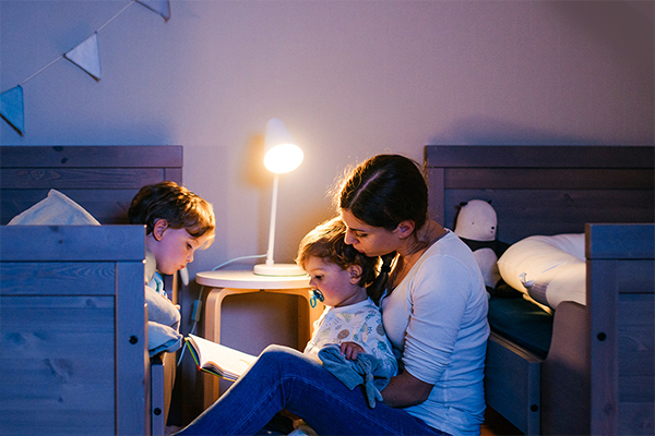 Moeder leest voor aan kinderen