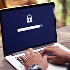 Iemand stelt een wachtwoordmanager in op een laptop