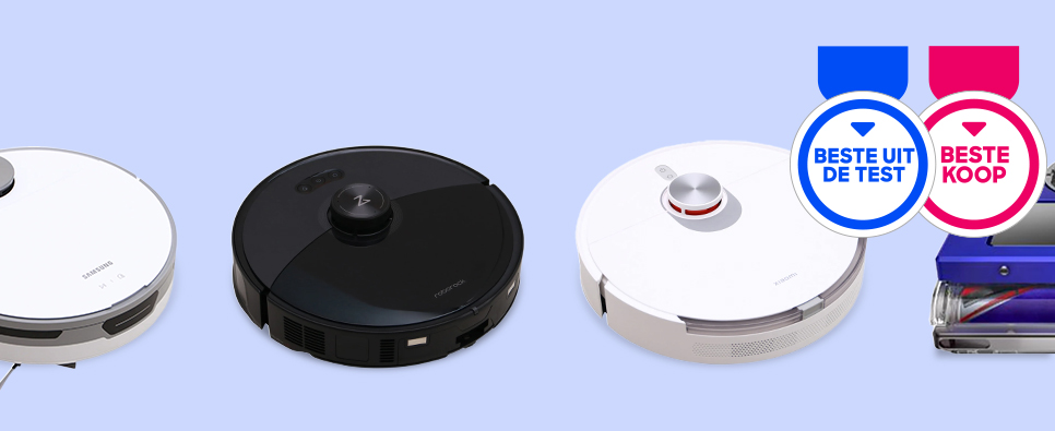 Vier robotstofzuigers op een rij met keurmerken “Beste uit de test” en “Beste koop” rechts in beeld.