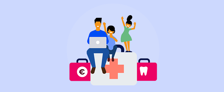 Iemand op een laptop die aan het vergelijken is in de Zorgvergelijker van de Consumentenbond