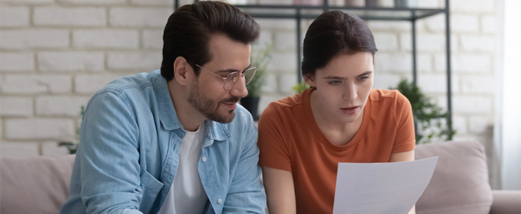 Man en vrouw kijken naar een vel papier