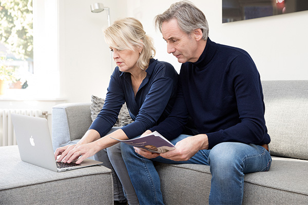 Man en vrouw achter een laptop