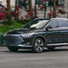 Rijdende zwarte auto op een asfalt weg