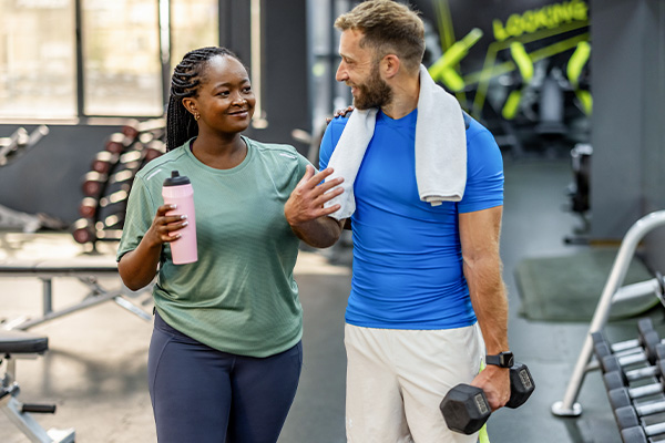 Man en vrouw in de sportschool