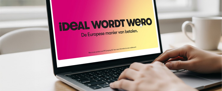 Handen typen op een laptop waarop de tekst “iDEAL wordt Wero” op het scherm wordt weergegeven.