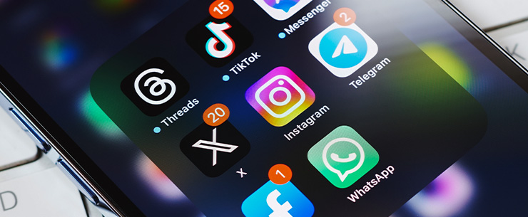 Pictogrammen van big tech diensten op een smartphonescherm