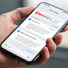 Iemand met een smartphone in zijn hand