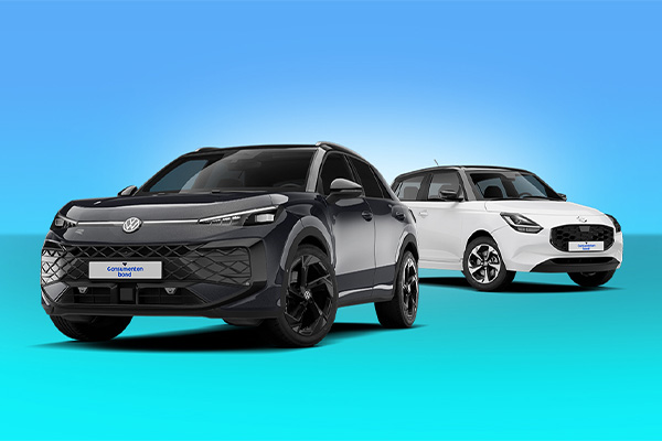 Twee personenauto’s, een zwarte en een witte, schuin naast elkaar op blauwe achtergrond