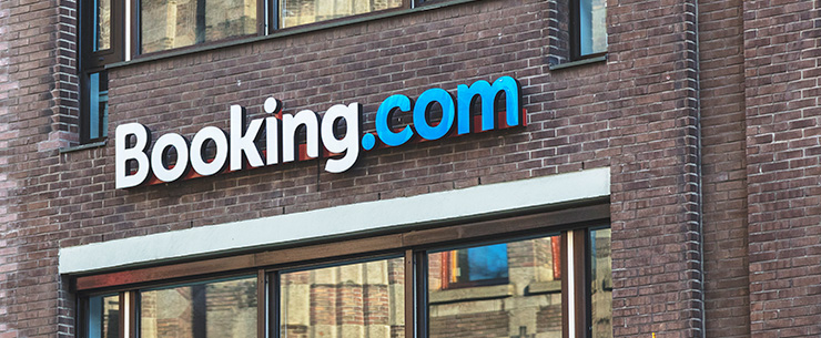 Gevel met logo van Booking.com aan bakstenen gebouw