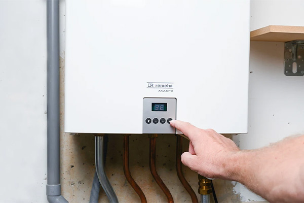 Iemand stelt de cv-ketel af