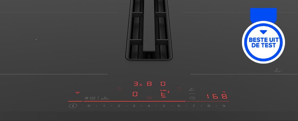 Close-up van zwarte inductiekookplaat met digitale bediening en testlabel.