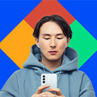 Jongen met smartphone in zijn hand