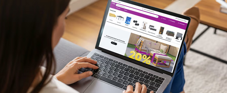 Vrouw bekijkt website van VidaXL op een laptop