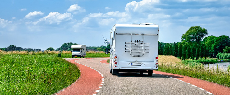 Camper rijd op de weg