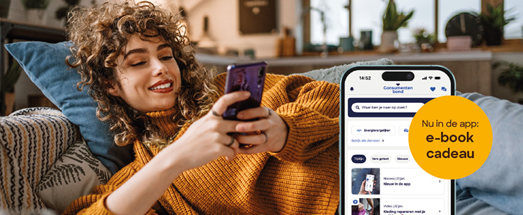 Vrouw gebruikt de app