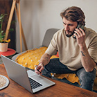 Man met mobiele telefoon