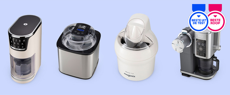 Vier ijsmachines naast elkaar op een lichtblauwe achtergrond.