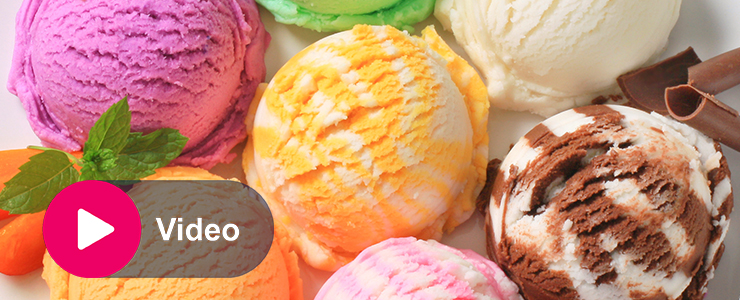 Meerdere bollen ijs in verschillende smaken en kleuren, met links een roze afspeelknop over de afbeelding.