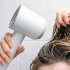 Föhn wordt gebruikt bij het drogen van haar.