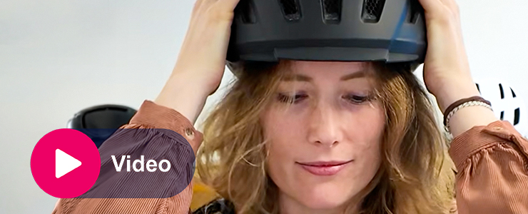 Persoon zet een fietshelm op