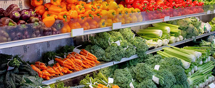 Biologische groenten en fruit in een krat.