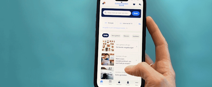 Smartphone met een app-interface op het scherm.