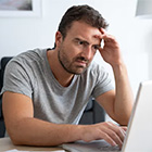Persoon gebruikt een laptop voor online contact met een bedrijf.