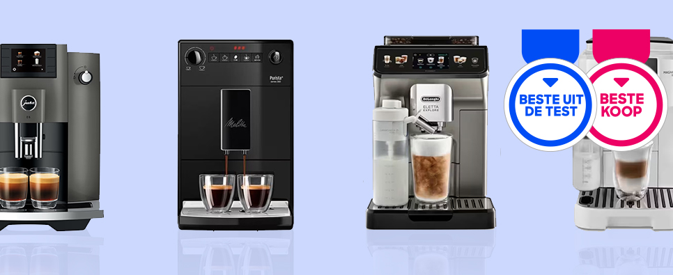Verschillende volautomatische espressomachines met testlabels op een lichtblauwe achtergrond