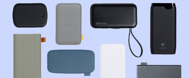 Meerdere powerbanks op een lichtblauwe achtergrond