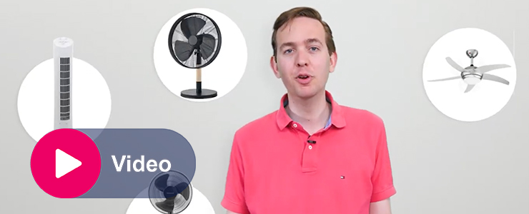 Screenshot van de video over ventilatoren: man met een aantal ventilators om zich heen.
