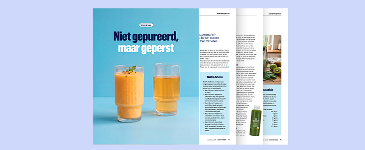Tijdschriftpagina’s met twee glazen sap op een blauwe achtergrond