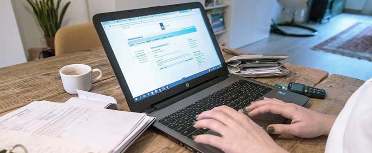 Euromunten en bankbiljetten liggen op tafel
