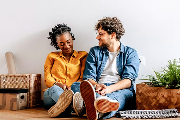 Man en vrouw zitten op de grond