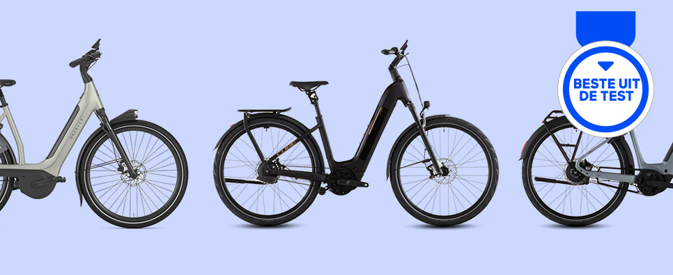 Drie elektrische fietsen op blauwe achtergrond met label Beste uit de test