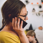 Vrouw aan de telefoon