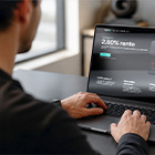 Persoon werkt op een laptop met een digitaal financieel overzicht