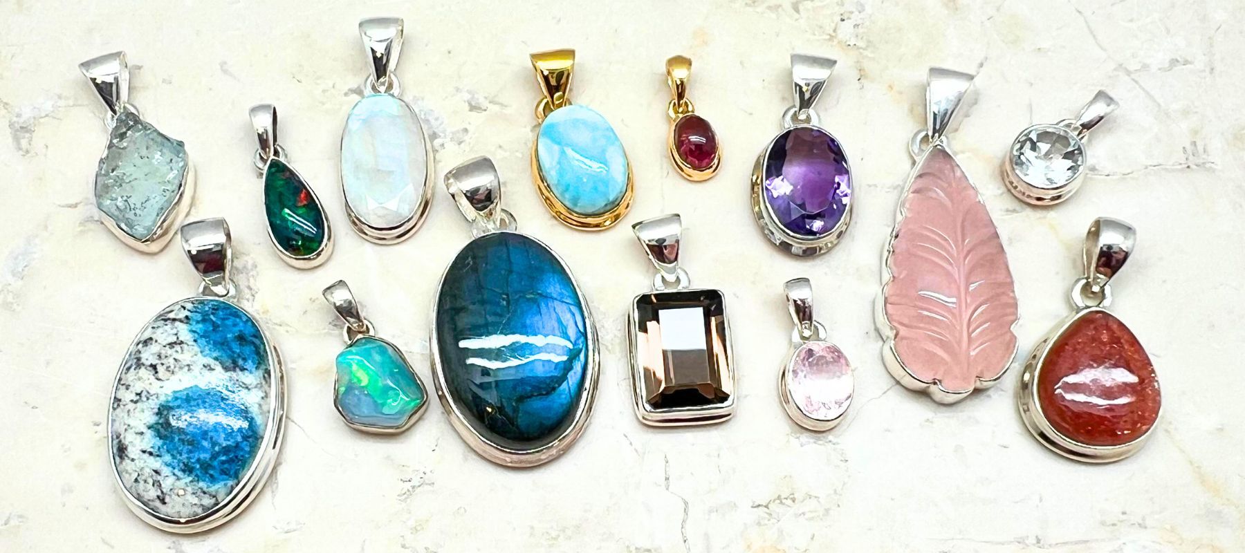 Massor av nya exklusiva unika hängen och mer