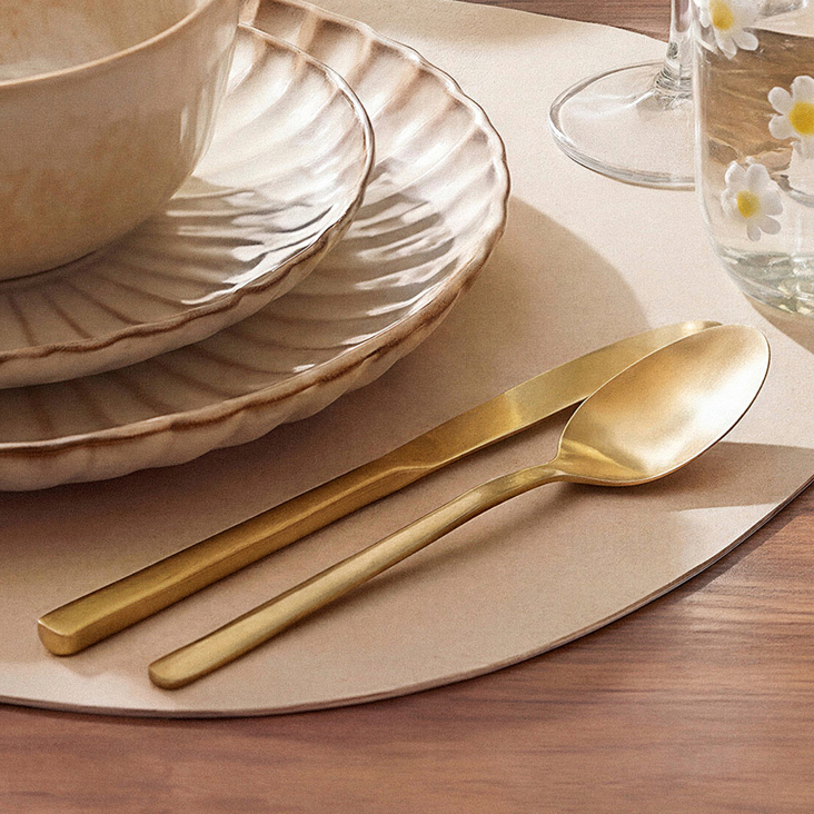 Bestekset goud en zwart 16-delig van €21 voor €14