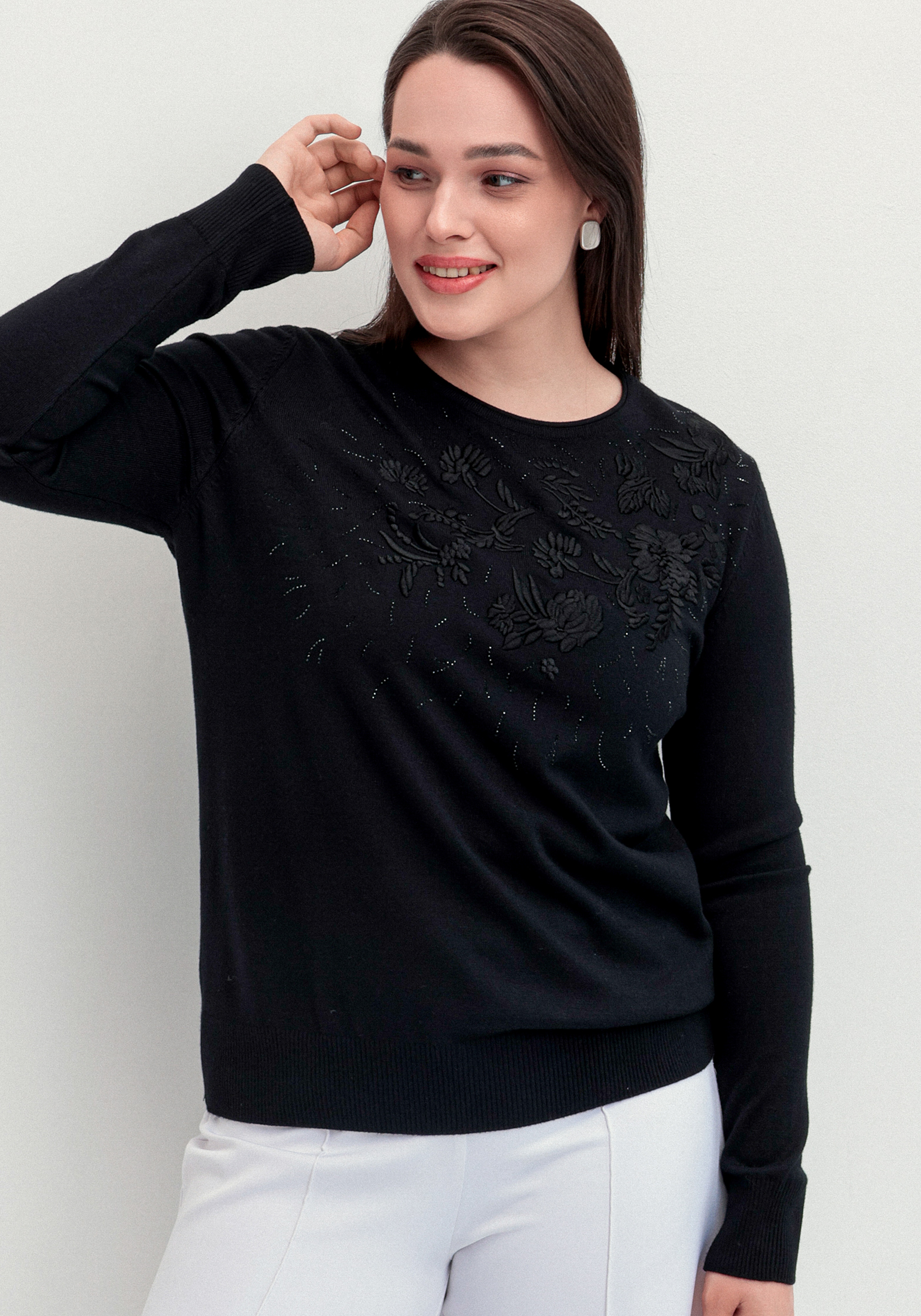 Джемпер с цветочной вышивкой и стразами