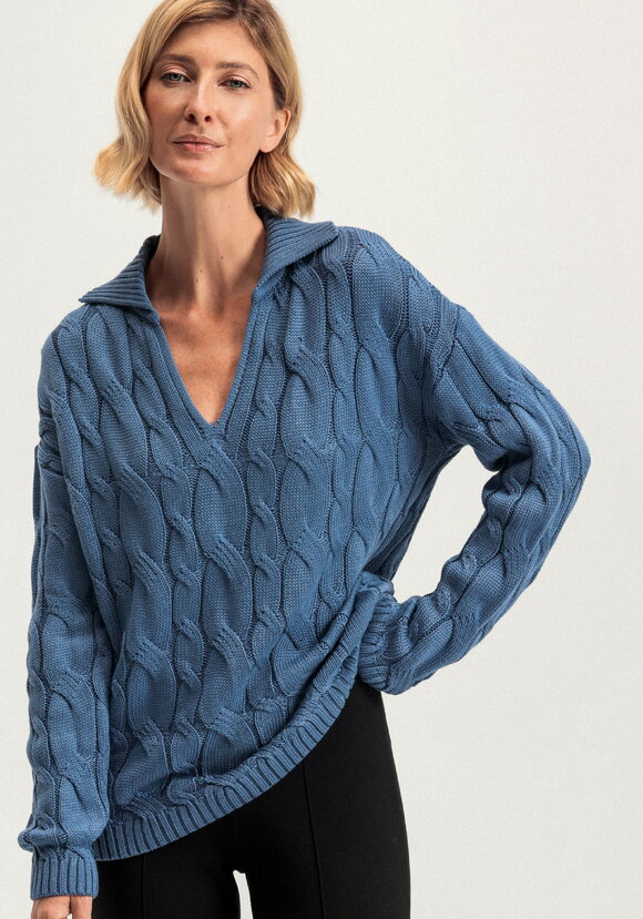 Джемпер с косами и воротником-поло