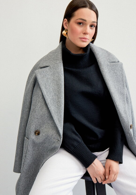 Свитер с объемным воротом